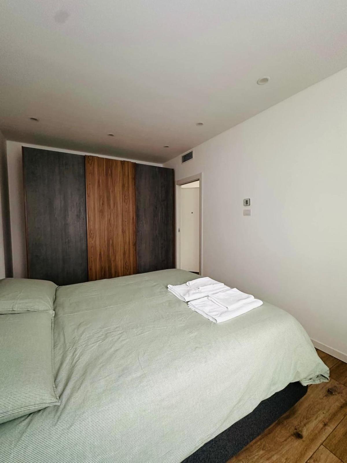 The View - Spacious Modern Côme